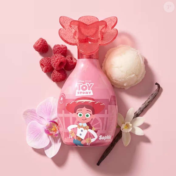 A Colônia Vaqueira Valente foi inspirada na Jessie e combina frutas vermelhas e sorbet de pera com a doçura da baunilha. A fragrância é indicada para crianças acima de 6 anos