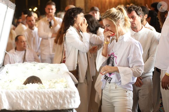 Corpo de Preta Gil no caixão: Carolina Dieckmmann chorou muito diante da amiga, morta aos 50 anos