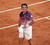 Com um duelo de 4h53min na tradicional Quadra Philippe Chatrier, João Fonseca protagonizou o jogo mais longo da carreira de Novak Djokovic em Roland Garros. Segundo repercussão da imprensa esportiva internacional, o brasileiro conseguiu uma virada histórica após perder os dois primeiros sets e garantiu vaga nas oitavas de final do torneio francês