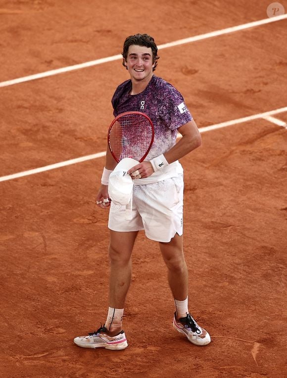 Com um duelo de 4h53min na tradicional Quadra Philippe Chatrier, João Fonseca protagonizou o jogo mais longo da carreira de Novak Djokovic em Roland Garros. Segundo repercussão da imprensa esportiva internacional, o brasileiro conseguiu uma virada histórica após perder os dois primeiros sets e garantiu vaga nas oitavas de final do torneio francês