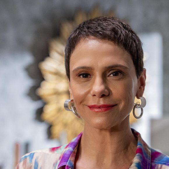 Celina (Malu Galli) segue Fátima (Bella Campos) e descobre apart-hotel misterioso