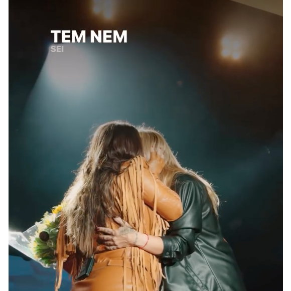 Lauana Prado agradeceu à surpresa com um beijão na noiva, compartilhado em seus stories do Instagram