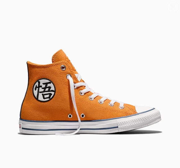 A edição limitada da Converse inspirada em Dragon Ball Z também apresenta um patch exclusivo de Goku no tornozelo e placas traseiras personalizadas com a parceria, reforçando a proposta de unir o visual tradicional do Chuck Taylor ao universo do anime