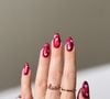 Unhas decoradas em vermelho ganham destaque por unir moda, simbolismo e boas energias