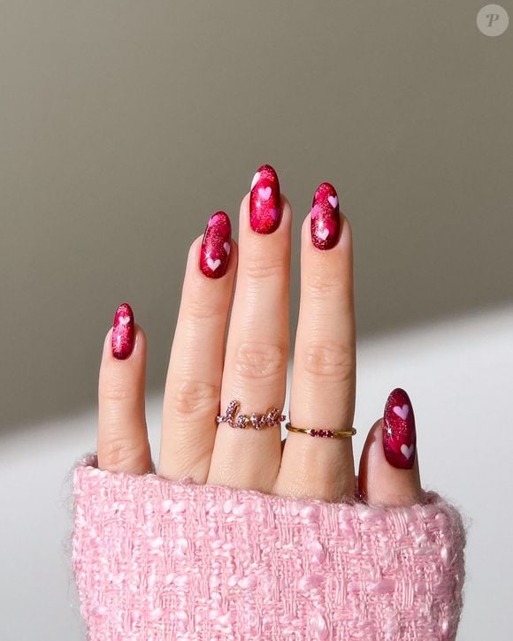 Unhas decoradas em vermelho ganham destaque por unir moda, simbolismo e boas energias
