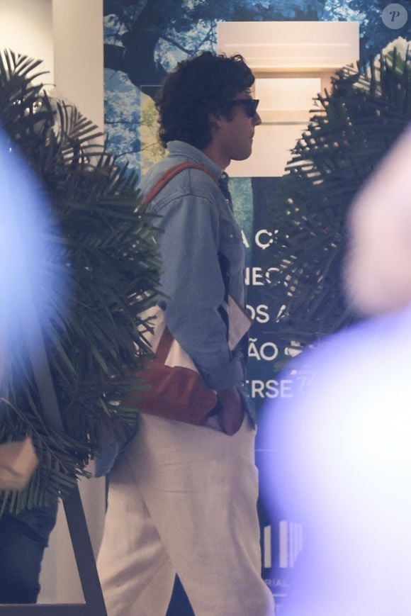 Chay Suede esteve presente no velório de Lua Blanco, no Rio de Janeiro, nesta segunda-feira (19). O artista fez parte da novela 'Rebelde', produção que marcou a carreira de Lua e a projetou nacionalmente. A atriz e cantora morreu aos 39 anos, e sua despedida contou com a presença de familiares, amigos e colegas de profissão.