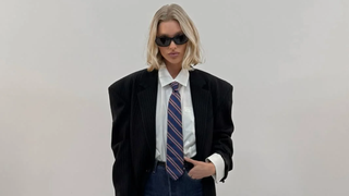 Parecem sapatos para uma dama sofisticada, mas são os novos Converse que as garotas elegantes adoram: marrom-claro, de couro e perfeitos para o escritório