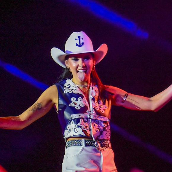 "Deixa o povo viver, beijar na boca!", disparou Ana Castela