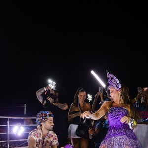 Paolla Oliveira subiu ao trio elétrico de Pedro Sampaio em uma ação de um banco online