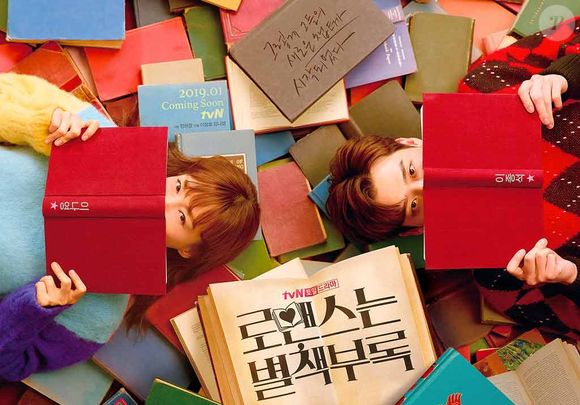 'Romance is a Bonus Book': um editor de sucesso que reencontra sua amiga de infância que enfrenta dificuldades, e ao ajudá-la vive uma história de amor