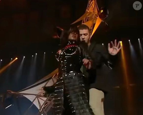 Durante o show do intervalo do Super Bowl XXXVIII, Janet Jackson teve o seio exposto por Justin Timberlake, em um episódio que mudou regras da televisão ao vivo nos Estados Unidos