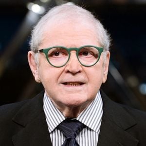 Jô Soares: durante décadas, Jô Soares comandou um dos programas de entrevistas mais emblemáticos da TV brasileira. Com o fim do "Programa do Jô" em 2016, recebeu a proposta de voltar ao Jornal da Globo com uma coluna semanal, mas recusou por considerar um retrocesso. Segundo amigos, o afastamento definitivo dos estúdios foi um golpe duro. Faleceu em 2022, aos 84 anos, com a sensação de que ainda tinha muito a oferecer na televisão.