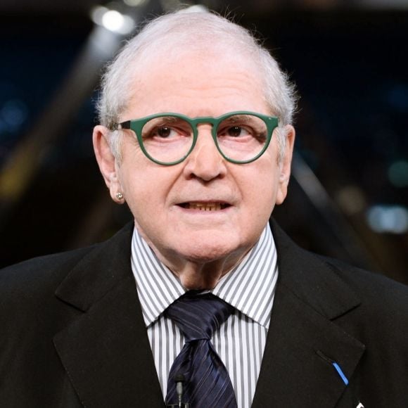 Jô Soares: durante décadas, Jô Soares comandou um dos programas de entrevistas mais emblemáticos da TV brasileira. Com o fim do "Programa do Jô" em 2016, recebeu a proposta de voltar ao Jornal da Globo com uma coluna semanal, mas recusou por considerar um retrocesso. Segundo amigos, o afastamento definitivo dos estúdios foi um golpe duro. Faleceu em 2022, aos 84 anos, com a sensação de que ainda tinha muito a oferecer na televisão.