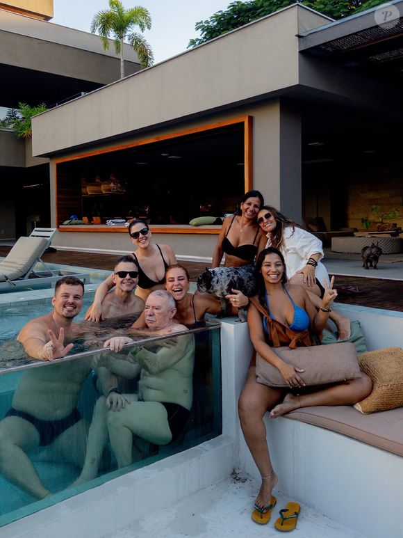 Paolla Oliveira curtiu a Páscoa em família, na piscina