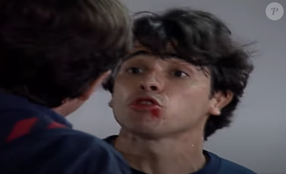 Em 'História de Amor', Bruno (Claudio Lins) é acudido por Daniel (José de Abreu) após briga com Caio (Ângelo Paes Leme)