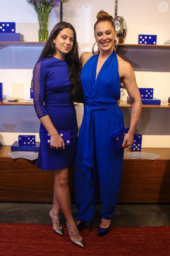 Na entrevista, a atriz Claudia Raia abriu o jogo e contou que presenteou a filha Sophia com um vibrador, quando ela tinha 12 anos.