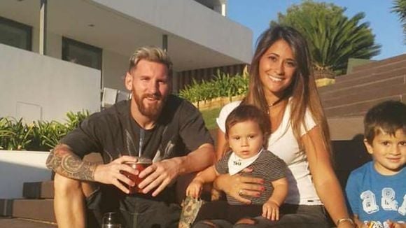A exuberante mansão de 1.000m² de Messi: com estilo mediterrâneo, o refúgio milionário do jogador e de Antonela Roccuzzo tem piscina climatizada, quadra de padel, cinema e muito verde