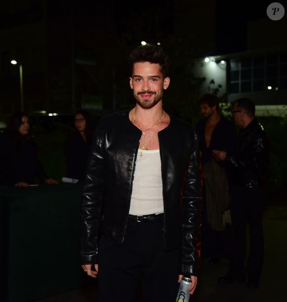 João Guilherme foi com look de regata branca, jaqueta preta e calça da mesma cor para aniversário de Bruna Marquezine