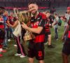 Jorginho, do Flamengo, segura a taça de campeão estadual, título do rubro-negro após perder dois campeonatos em menos de um mês