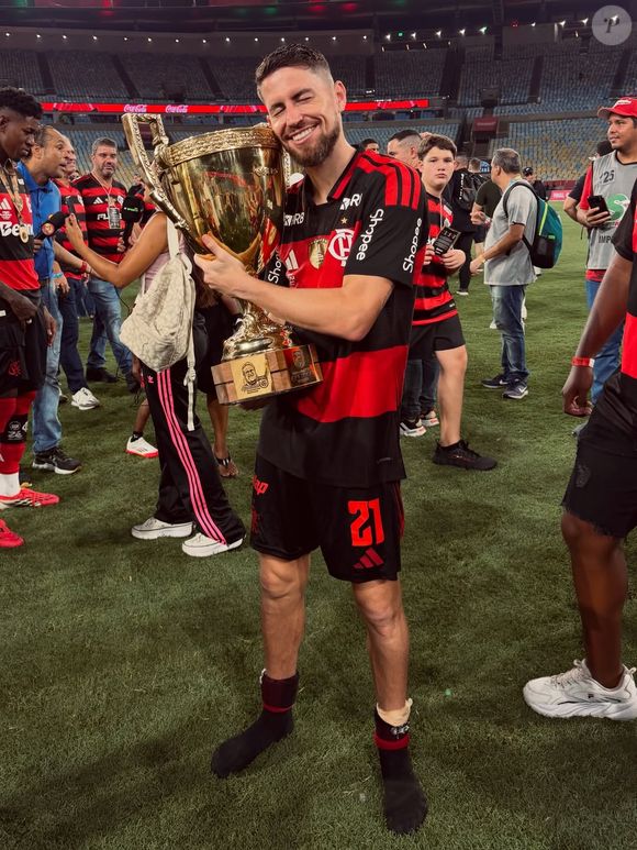 Jorginho, do Flamengo, segura a taça de campeão estadual, título do rubro-negro após perder dois campeonatos em menos de um mês