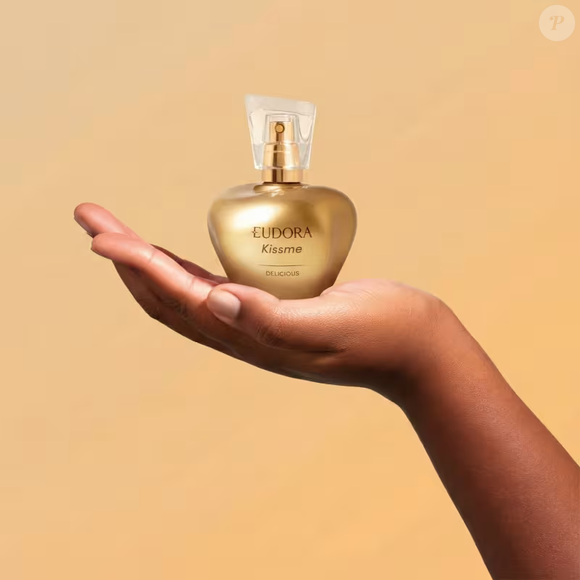 Na saída, o Kiss Me Delicious combina Bergamota e Creme de Avelã, reforçando desde as primeiras notas a proposta gourmand da fragrância feminina da Eudora