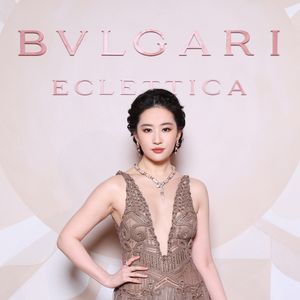 Liu Yifei, também conhecida como Crystal Liu, é uma atriz, cantora e modelo sino-americana, famosa por dar vida a Mulan no live-action de 2020, e também marcou presença no evento da Bvlgari