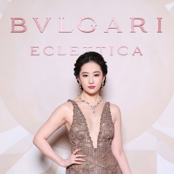 Liu Yifei, também conhecida como Crystal Liu, é uma atriz, cantora e modelo sino-americana, famosa por dar vida a Mulan no live-action de 2020, e também marcou presença no evento da Bvlgari