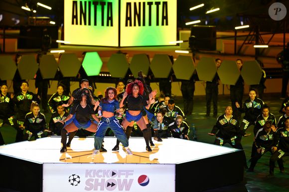 Durante os ensaios para a Copa, Anitta surgiu nos Stories do Instagram com um visual casual e cheio de referências ao universo do futebol, antecipando o clima de festa que marcará o início da competição