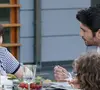 Prepare o coração e, se possível, um pratinho de meze: a história vai te envolver como um abraço de domingo em família.