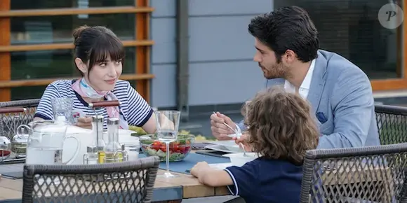 Prepare o coração e, se possível, um pratinho de meze: a história vai te envolver como um abraço de domingo em família.