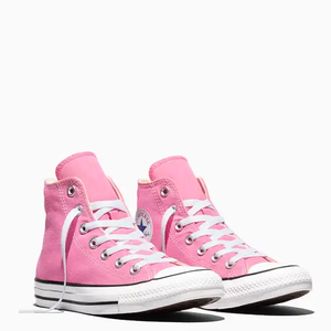 Por R$ 279,90, o Converse Chuck Taylor All Star Cano Alto Rosa aparece como uma opção para quem quer incorporar um toque feminino ao visual sem abrir mão da estética casual e atemporal do tradicional tênis de lona