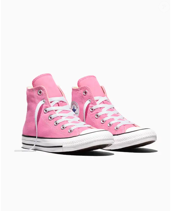 Por R$ 279,90, o Converse Chuck Taylor All Star Cano Alto Rosa aparece como uma opção para quem quer incorporar um toque feminino ao visual sem abrir mão da estética casual e atemporal do tradicional tênis de lona