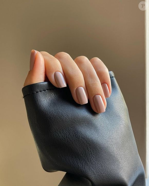 Unhas nude são perfeitas para quem busca uma manicure leve, clean e verdadeiramente linda