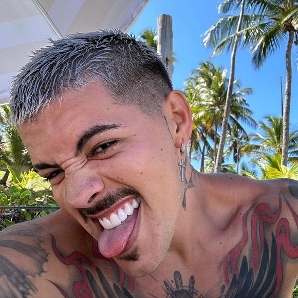 Você vai destruir a fantasia das fãs. Você é um príncipe e elas são suas princesas. Você não pode colocar uma princesa do seu lado senão você vai estragar o sonho delas”, detalha.