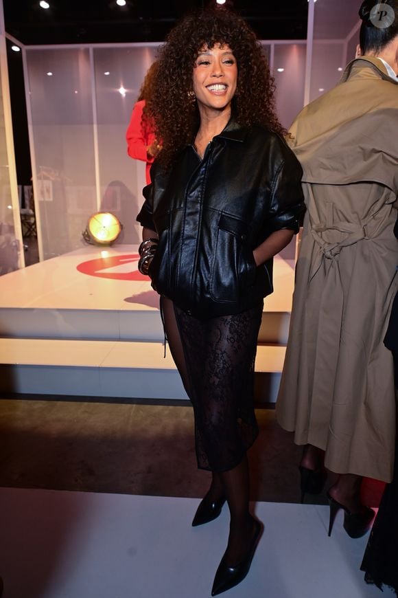 Taís Araujo aposta em produção moderna com jaqueta oversized de couro e saia lápis de renda transparente em evento de moda em São Paulo