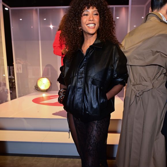 Taís Araujo aposta em produção moderna com jaqueta oversized de couro e saia lápis de renda transparente em evento de moda em São Paulo