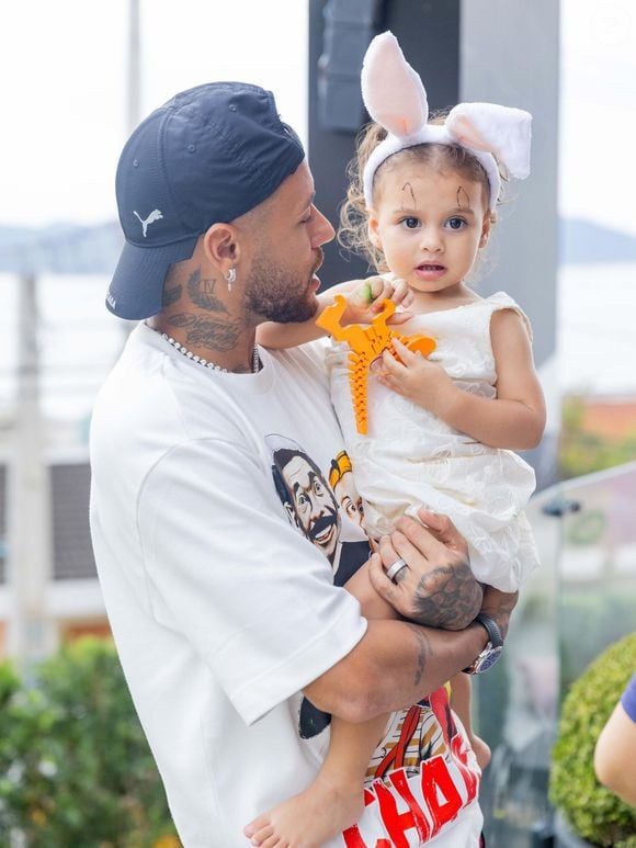Filha de Neymar e Bruna Biancardi, Mel é irmã por parte de pai de Helena, na foto com o jogador