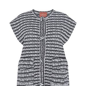 De acordo com informações do próprio site da marca, o Colete Tricot Devaneio Etéreo Preto e Branco custa R$ 1.797,00 e se destaca pela modelagem reta, tecido texturizado de alta qualidade e bolsos frontais funcionais, que unem praticidade e elegância