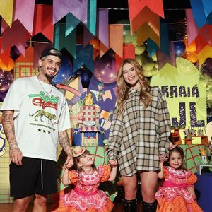 Virginia Fonseca combinou blusão xadrez com bota de cano longo de bico fino