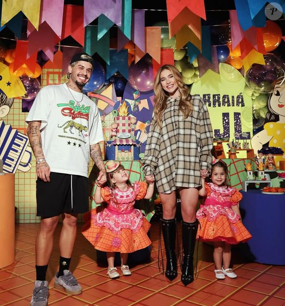 Virginia Fonseca combinou blusão xadrez com bota de cano longo de bico fino