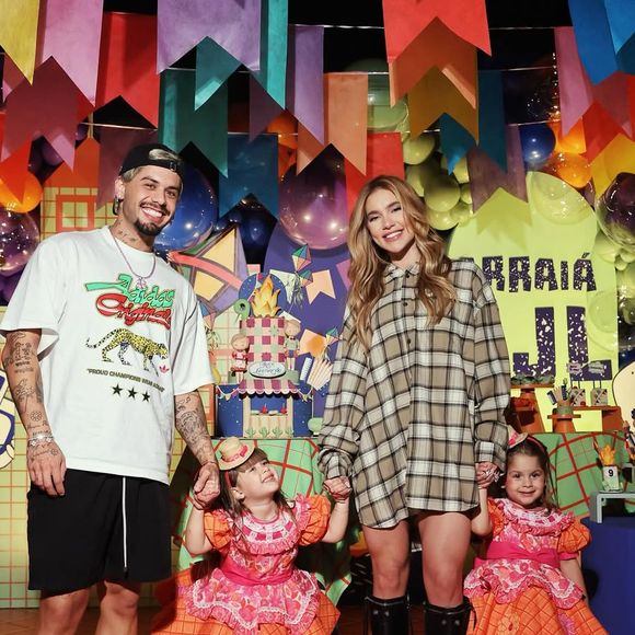 Virginia Fonseca combinou blusão xadrez com bota de cano longo de bico fino