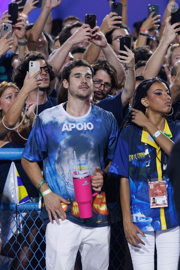 Enquanto assistia Sabrina Sato desfilar como Rainha de Bateria pela Vila Isabel, Nicolas Prattes confidenciou que a apresentadora da TV Globo não deixou que ele visse a sua fantasia para o grande dia