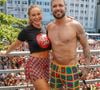 Paolla Oliveira e Diogo Nogueira posam juntos no trio em Copacabana; bloco atraiu milhares de pessoas no RJ.