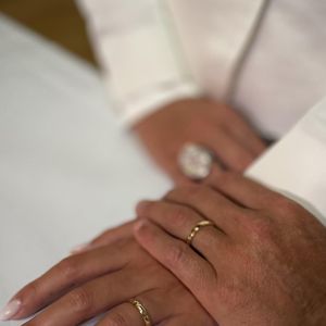 Cristiano Ronaldo e Georgina Rodríguez oficializaram o casamento nesta terça feira, 11 de agosto de 2026, em uma cerimônia civil íntima realizada em Cascais, Portugal, com a presença dos cinco filhos