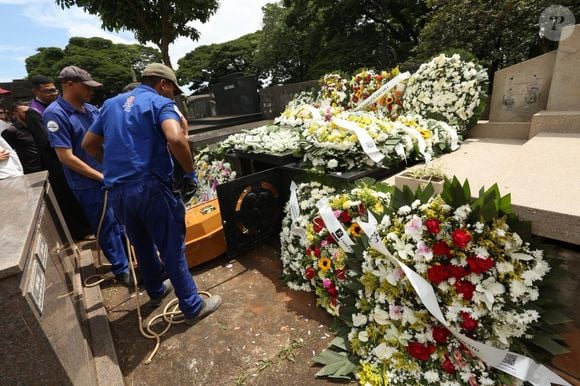 Caixão com o corpo de Juca de Oliveira foi colocado em sepultura da família de sua mulher, Maria Luisa Faro