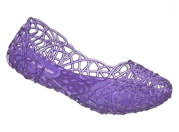 A sapatilha transparente da Melissa, modelo Zig Zag, lançada em parceria com os irmãos Fernando Campana e Humberto Campana em 2004, marcou época e virou febre entre adolescentes e jovens adultas