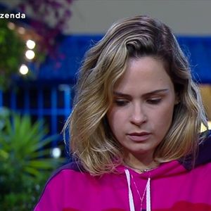 Ana Paula Renault detonou Jair Bolsonaro ao vivo quando foi eliminada de ‘A Fazenda’, quebrando o protocolo sobre política