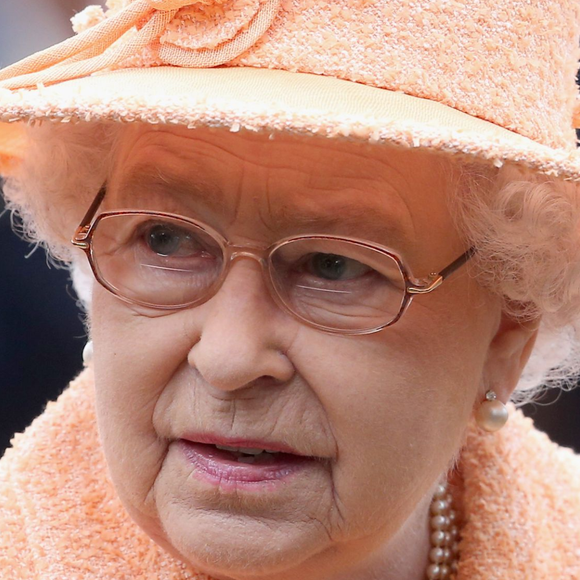 Segundo Robert Hardman, a resposta de Rainha Elizabeth II ao funcionário que recusou seu convite para Balmoral se tornou um dos episódios mais emblemáticos do humor ácido e elegante da monarca britânica