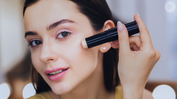 Maquiagem com 'cara de rica e descansada': escolha produtos, como bronzer em stick, facilitando a aplicação do produto na pele e deixando aspecto mais natural.