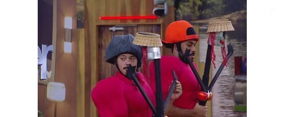 BBB 25: no castigo do Monstro, Maike e Gabriel não poderiam desgrudar da boneca Maria Eugênia